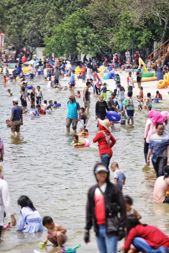 Tujuh belasan, Pantai Lagoon Ancol dipadati wisatawan