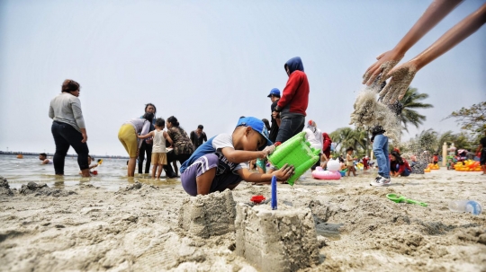Tujuh belasan, Pantai Lagoon Ancol dipadati wisatawan