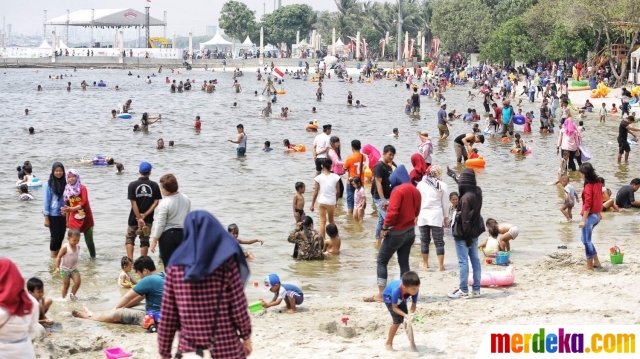 Foto Tujuh Belasan Pantai Lagoon Ancol Dipadati Wisatawan