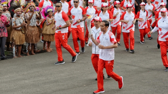 Didampingi Menpora, Presiden Jokowi lari bawa obor di Istana
