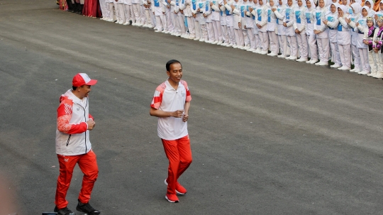 Didampingi Menpora, Presiden Jokowi lari bawa obor di Istana