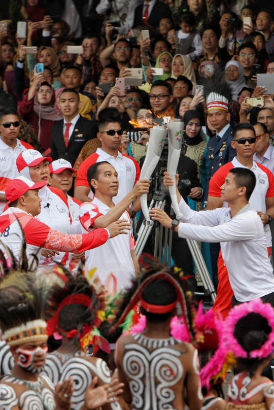 Didampingi Menpora, Presiden Jokowi lari bawa obor di Istana