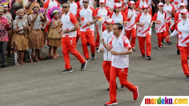 Foto : Didampingi Menpora, Presiden Jokowi lari bawa obor 