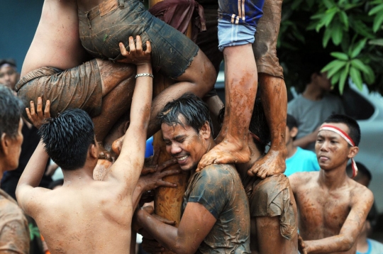 Perjuangan warga Pamulang ikuti lomba panjat pinang di HUT RI ke-73