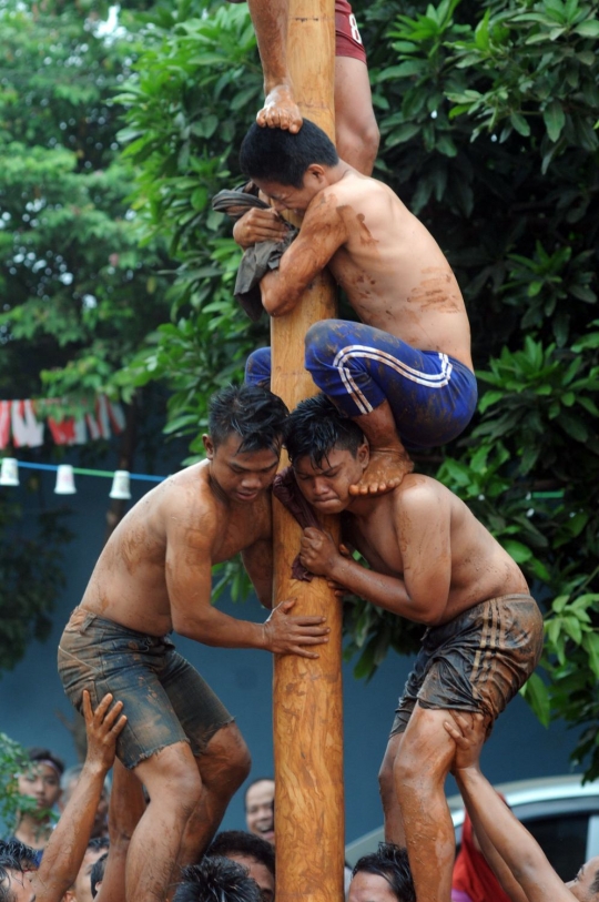 Perjuangan warga Pamulang ikuti lomba panjat pinang di HUT RI ke-73