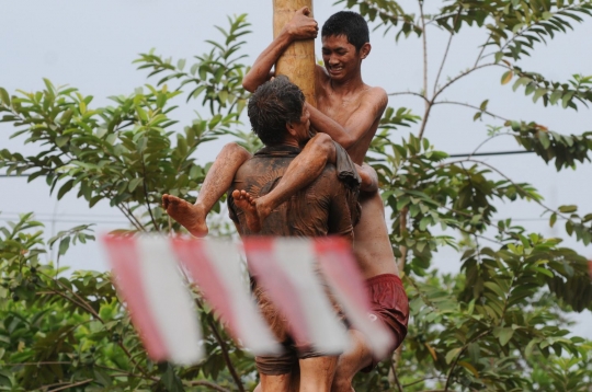 Perjuangan warga Pamulang ikuti lomba panjat pinang di HUT RI ke-73