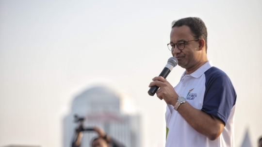 Aksi Anies Baswedan saat bawa obor di puncak kirab Asian Games 2018