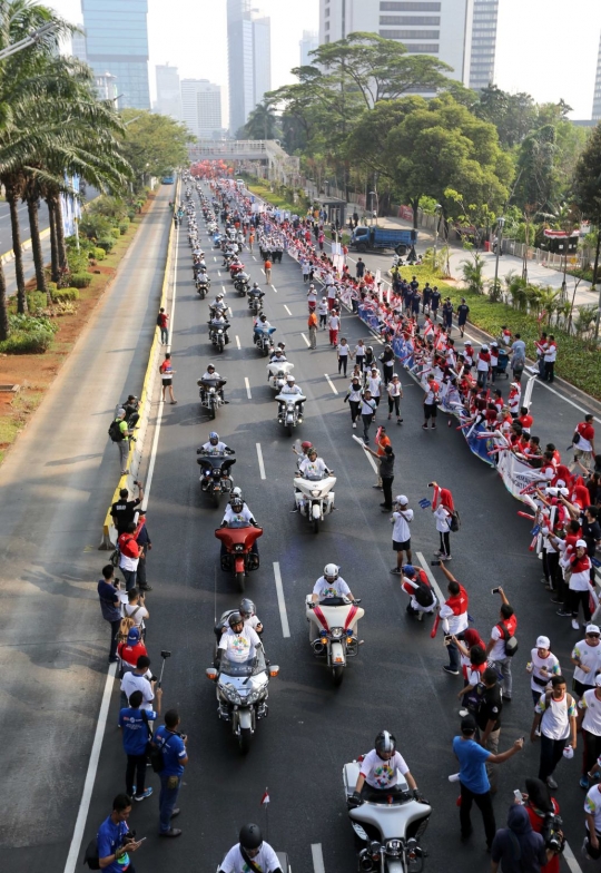 Pelari hingga komunitas Harley Davidson & mobil klasik iringi kirab obor Asian Games