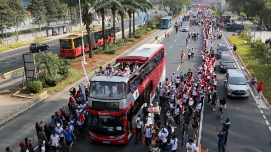 Pelari hingga komunitas Harley Davidson & mobil klasik iringi kirab obor Asian Games