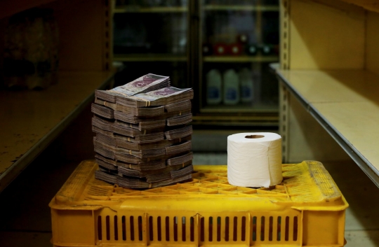 Parahnya krisis di Venezuela, tumpukan mata uang Bolivar senilai dengan tisu toilet