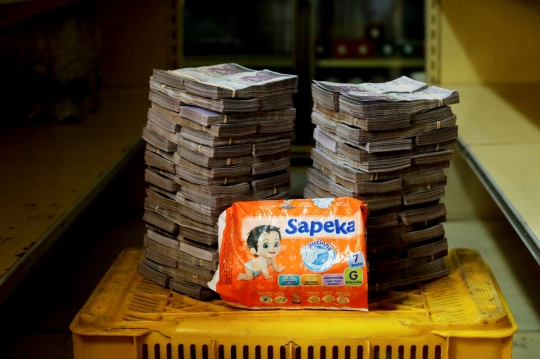 Parahnya krisis di Venezuela, tumpukan mata uang Bolivar senilai dengan tisu toilet