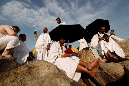Kekhusyukan jemaah haji panjatkan doa di tengah teriknya Jabal Rahmah