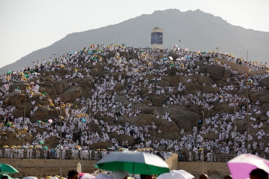Kekhusyukan jemaah haji panjatkan doa di tengah teriknya Jabal Rahmah