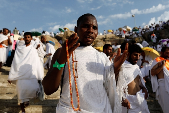 Kekhusyukan jemaah haji panjatkan doa di tengah teriknya Jabal Rahmah