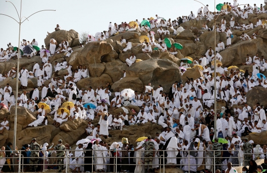 Kekhusyukan jemaah haji panjatkan doa di tengah teriknya Jabal Rahmah