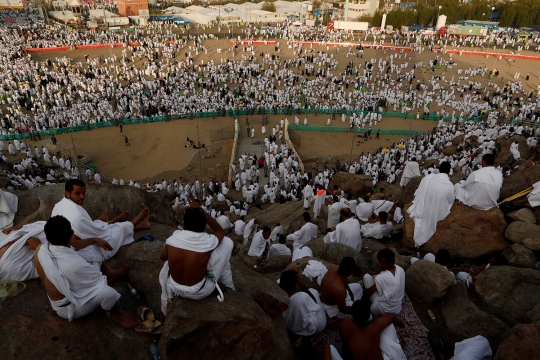 Kekhusyukan jemaah haji panjatkan doa di tengah teriknya Jabal Rahmah