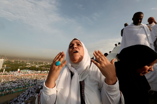 Kekhusyukan jemaah haji panjatkan doa di tengah teriknya Jabal Rahmah