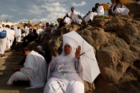 Kekhusyukan jemaah haji panjatkan doa di tengah teriknya Jabal Rahmah