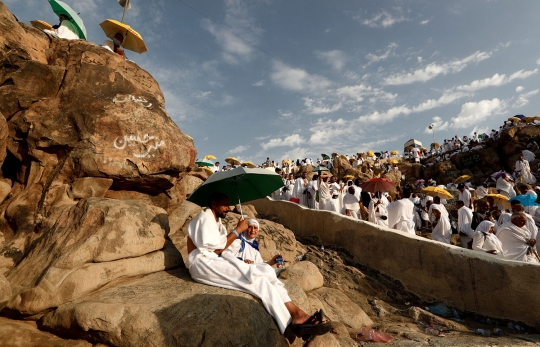Kekhusyukan jemaah haji panjatkan doa di tengah teriknya Jabal Rahmah