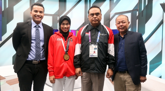 Penyumbang emas pertama Indonesia Defia Rosmaniar kunjungi SCTV