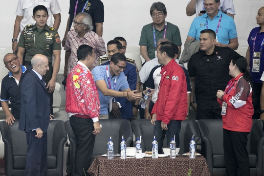 Momen keakraban Jokowi-Sandiaga saat nonton bareng Asian Games
