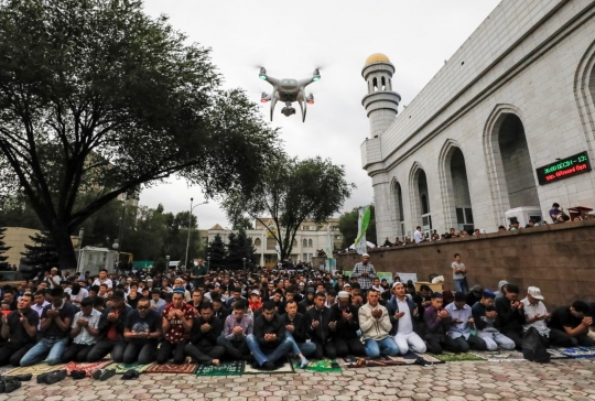 Kekhusyukan umat Islam Kazakhstan jalani salat Idul Adha 1439 H