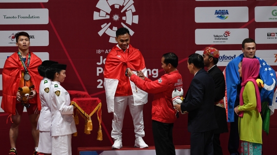 Presiden Jokowi kalungi emas untuk Eko Yuli Irawan