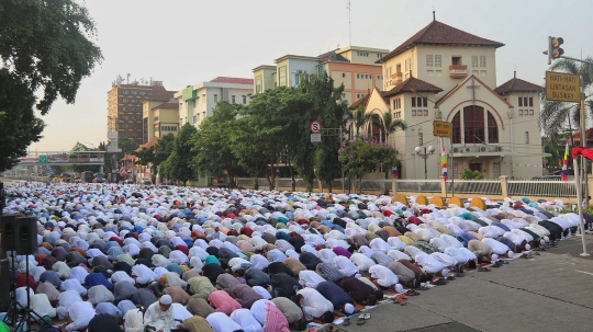 Ribuan muslim tunaikan salat Idul Adha di jalanan depan gereja Jatinegara