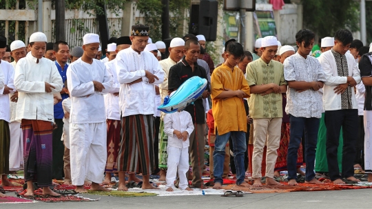 Ribuan muslim tunaikan salat Idul Adha di jalanan depan gereja Jatinegara