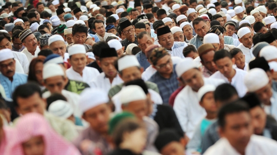 Ribuan muslim tunaikan salat Idul Adha di jalanan depan gereja Jatinegara