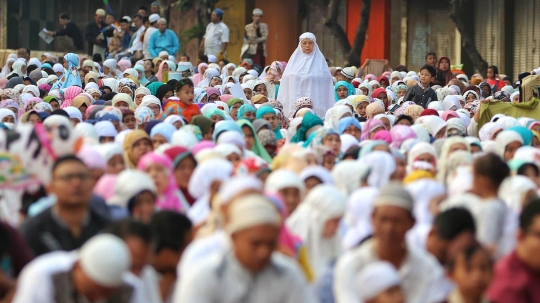 Ribuan muslim tunaikan salat Idul Adha di jalanan depan gereja Jatinegara