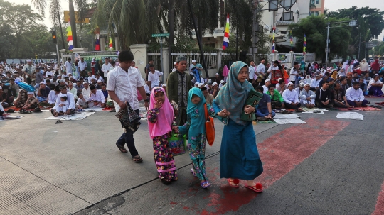 Ribuan muslim tunaikan salat Idul Adha di jalanan depan gereja Jatinegara