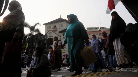 Ribuan muslim tunaikan salat Idul Adha di jalanan depan gereja Jatinegara