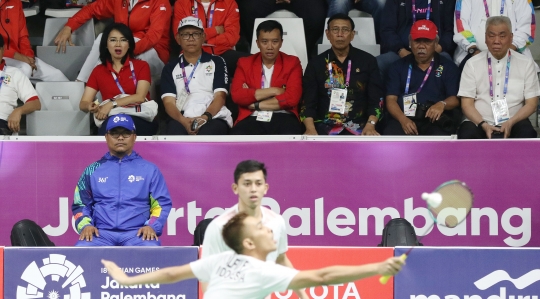 Wajah tegang tiga menteri saat nonton semifinal bulutangkis Indonesia vs Jepang