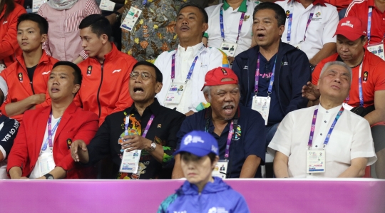 Wajah tegang tiga menteri saat nonton semifinal bulutangkis Indonesia vs Jepang