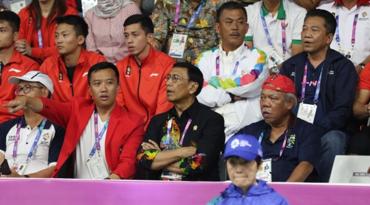 Wajah tegang tiga menteri saat nonton semifinal bulutangkis Indonesia vs Jepang