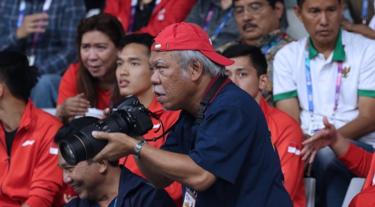 Aksi Menteri Basuki abadikan laga semifinal bulutangkis Indonesia vs Jepang