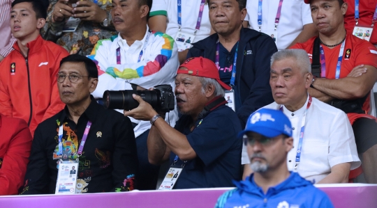 Aksi Menteri Basuki abadikan laga semifinal bulutangkis Indonesia vs Jepang