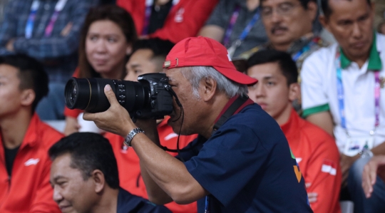 Aksi Menteri Basuki abadikan laga semifinal bulutangkis Indonesia vs Jepang