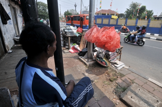 Berkah pedagang arang dan tusuk sate saat Idul Adha