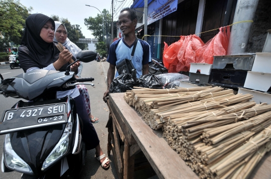 Berkah pedagang arang dan tusuk sate saat Idul Adha