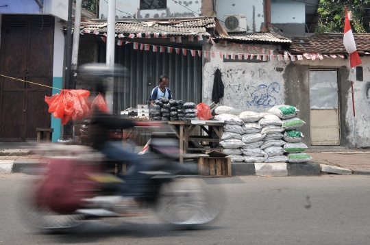 Berkah pedagang arang dan tusuk sate saat Idul Adha