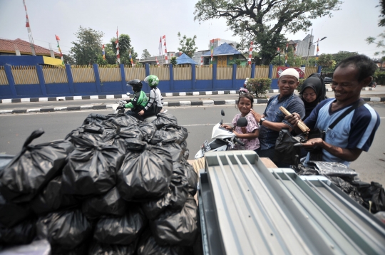 Berkah pedagang arang dan tusuk sate saat Idul Adha