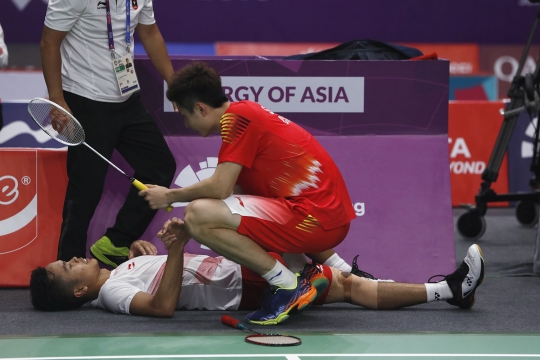 Dramatis, Anthony Ginting hadapi tunggal China sampai terpincang-pincang