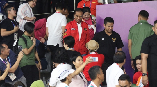 Gaya kasual Jokowi saat nonton final bulutangkis beregu Asian Games