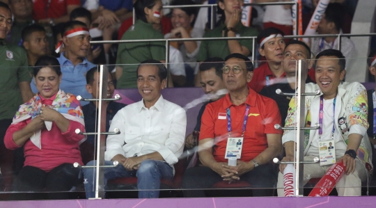 Gaya kasual Jokowi saat nonton final bulutangkis beregu Asian Games