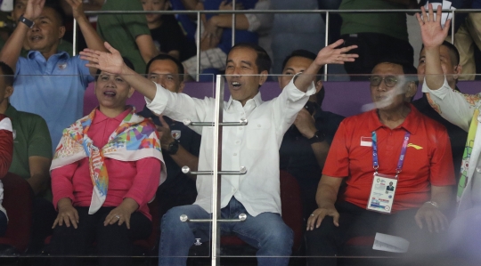 Gaya kasual Jokowi saat nonton final bulutangkis beregu Asian Games