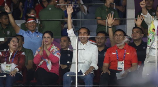 Gaya kasual Jokowi saat nonton final bulutangkis beregu Asian Games