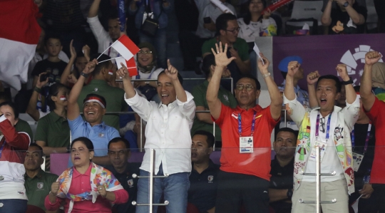 Gaya kasual Jokowi saat nonton final bulutangkis beregu Asian Games