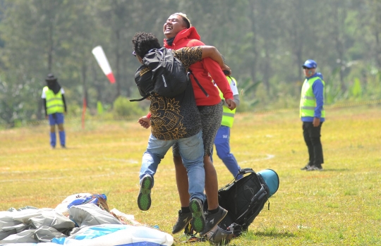 Sujud syukur Jafro Megawanto berhasil raih emas di cabor paralayang